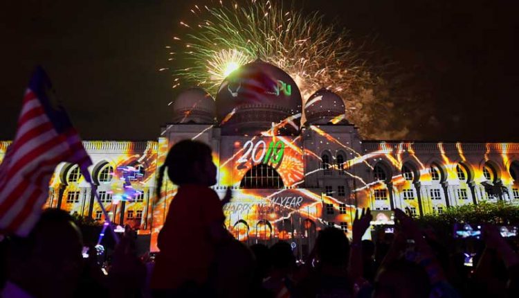 Malaysians welcome New Year with fireworks, shows, poem recitals